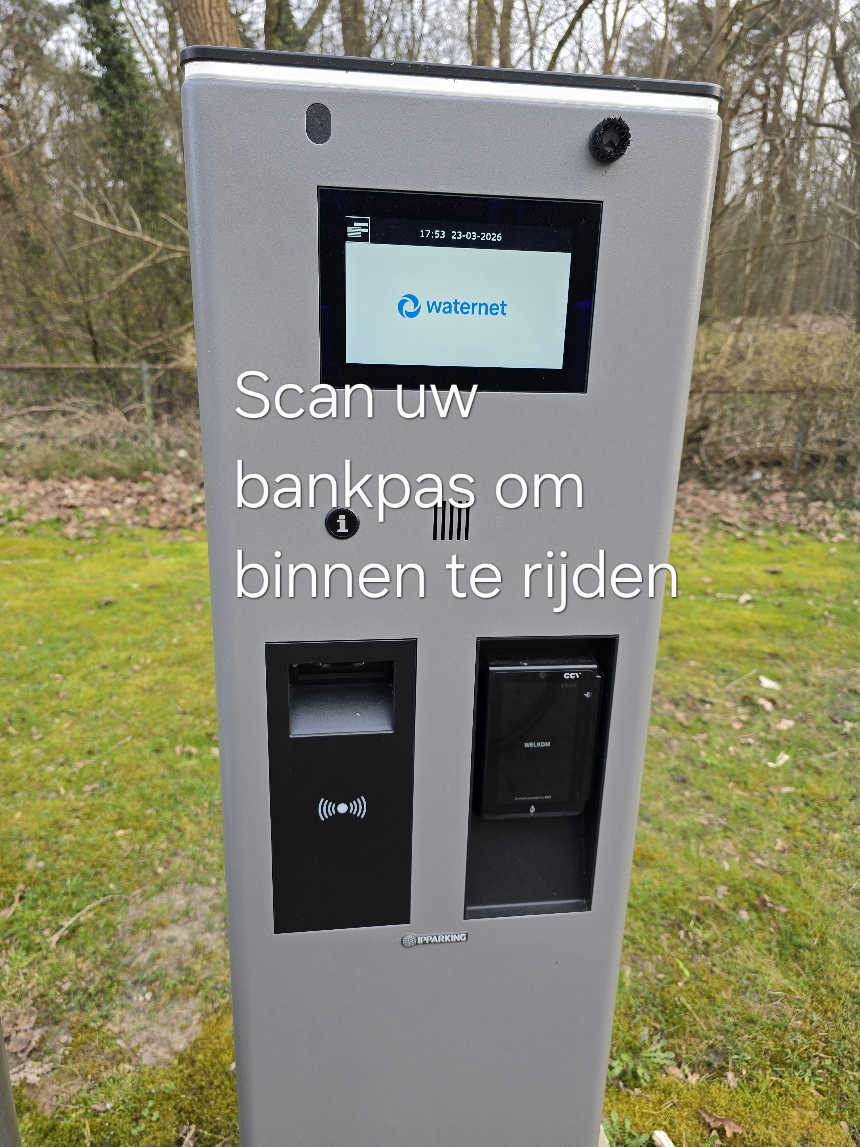 Terminal van een parkeerplaats met informatietekst